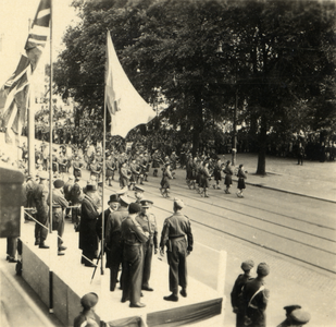 600833 Afbeelding van het bordes op het Vredenburg te Utrecht met de hoogwaardigheidsbekleders generaal H.D.G. Crerar ...